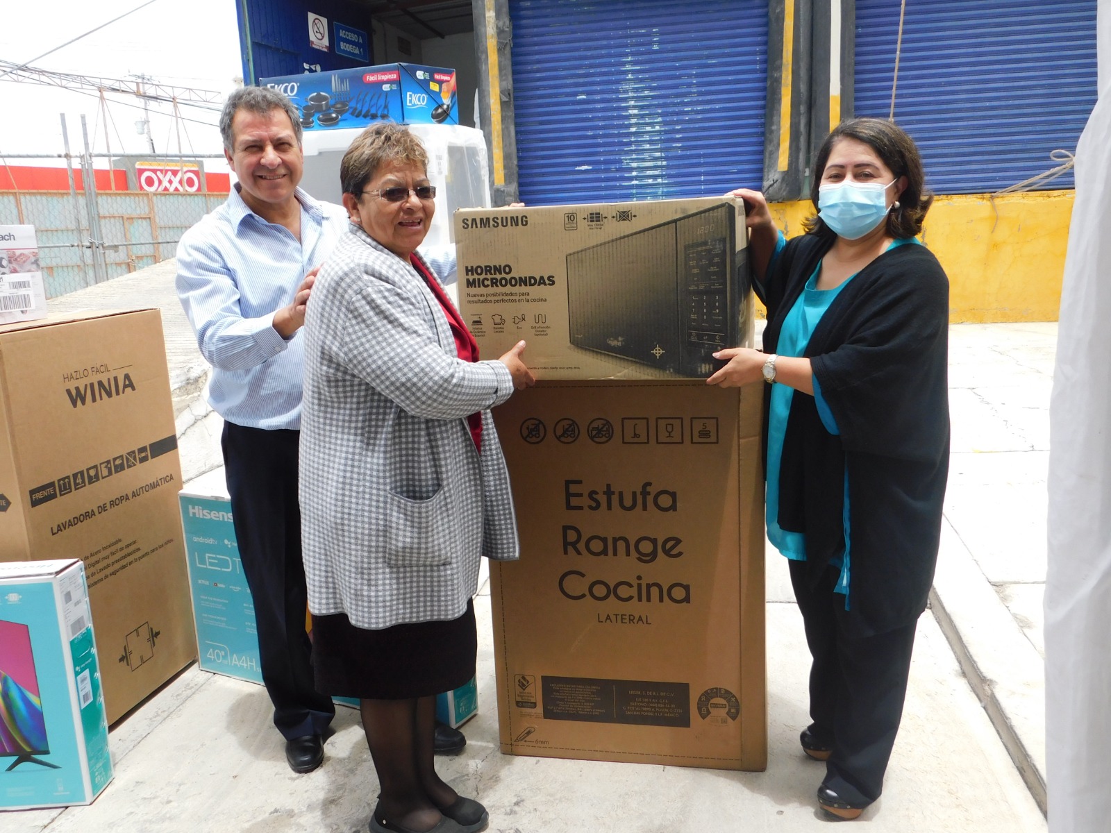 Entrega SNTSA regalos por el Día de la Madre y Padre Trabajador